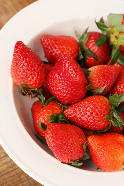 Fresas Jugosas Plato Blanco Sobre Mesa — Foto de Stock