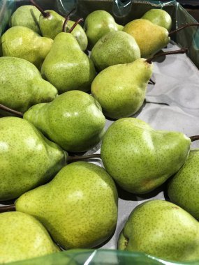 Pazarda taze yeşil armutlar.