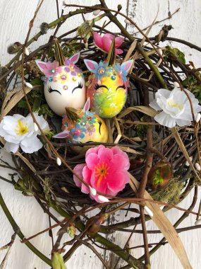 Masanın üzerinde güzel renkli Paskalya yumurtaları 