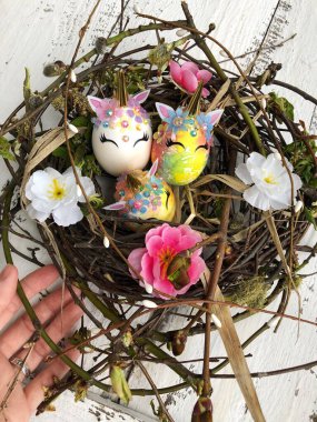 Masanın üzerinde güzel renkli Paskalya yumurtaları 