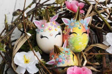 Masanın üzerinde güzel renkli Paskalya yumurtaları