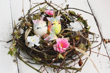 Masanın üzerinde güzel renkli Paskalya yumurtaları