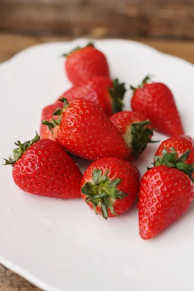 Fraises Juteuses Dans Une Assiette Blanche Sur Table — Photo