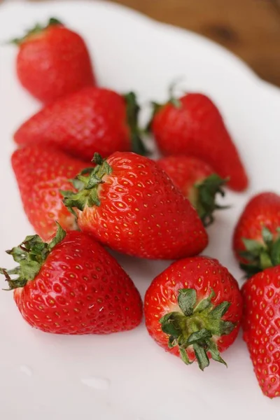 Saftige Erdbeeren Weißen Teller Auf Dem Tisch — Stockfoto