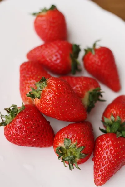 Ζουμερές Φράουλες Λευκό Πιάτο Στο Τραπέζι — Φωτογραφία Αρχείου