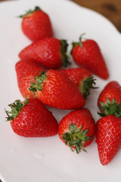 Saftige Erdbeeren Weißen Teller Auf Dem Tisch — Stockfoto