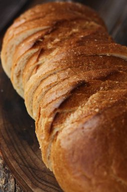 Tahta masadaki lezzetli taze somun. 