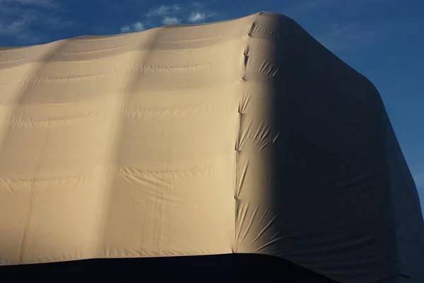 Tennisbaan Tegen Lucht Sluiten — Stockfoto