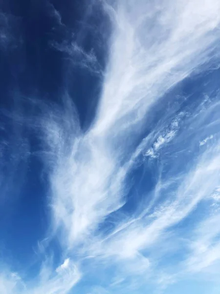 Mavi Gökyüzü Manzarasında Güzel Bulutlar — Stok fotoğraf