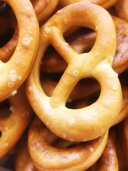 Deliziosi Pretzel Con Sale Sul Tavolo — Foto Stock