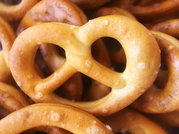 Deliziosi Pretzel Con Sale Sul Tavolo — Foto Stock