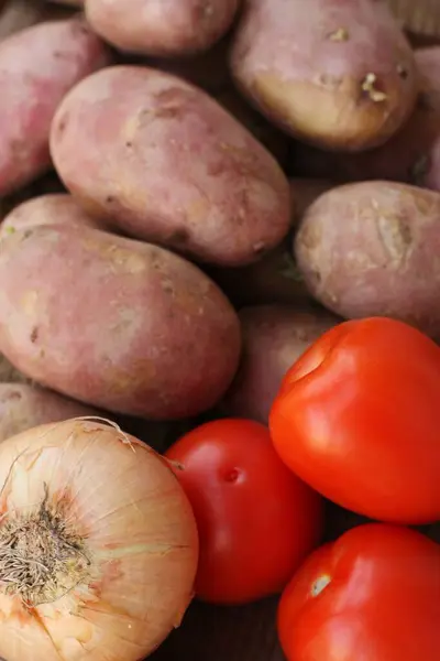 Kartoffeln Zwiebeln Und Tomaten Auf Dem Tisch — Stockfoto