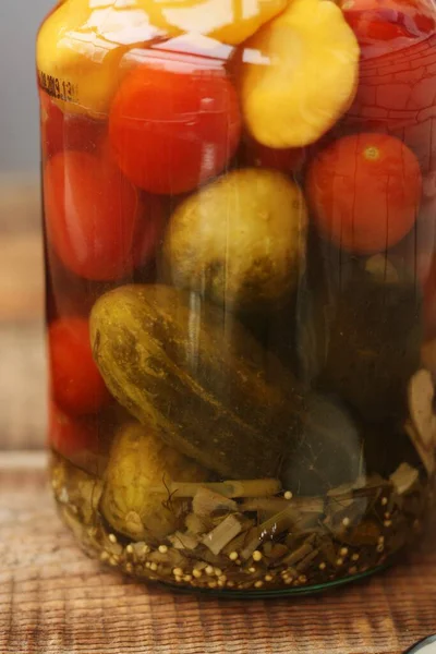 腌制西红柿 黄瓜和南瓜放在罐子里 — 图库照片