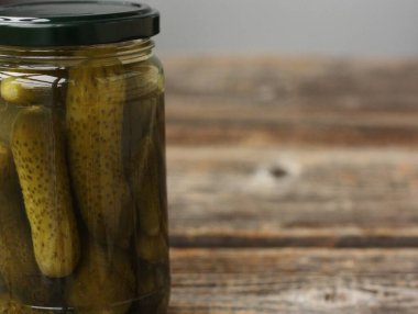 Masadaki kavanozda nefis cornichons 