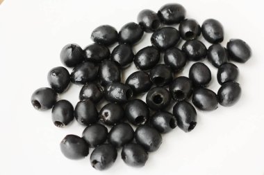 Beyaz tabakta nefis siyah zeytinler