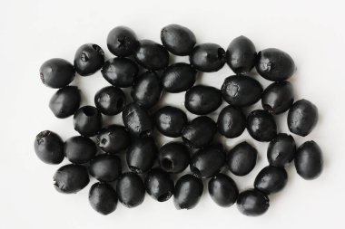 Beyaz tabakta nefis siyah zeytinler