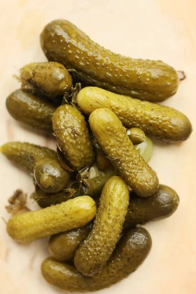 Ahşap Bir Masada Nefis Cornichons — Stok fotoğraf