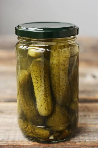 Masadaki kavanozda nefis cornichons