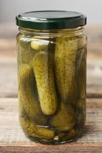 Deliciosos Cornichons Frasco Mesa — Fotografia de Stock