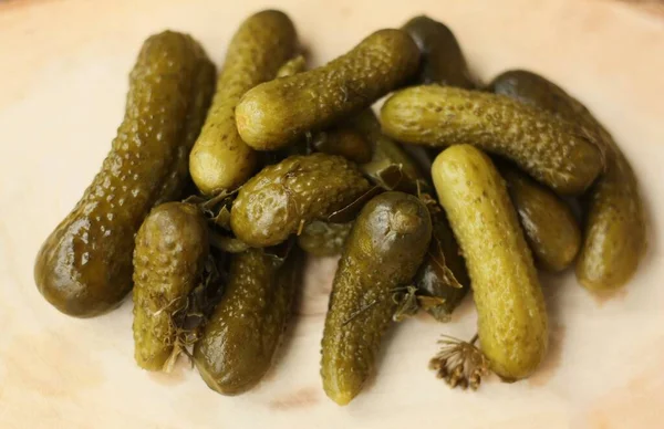 Ahşap Bir Masada Nefis Cornichons — Stok fotoğraf