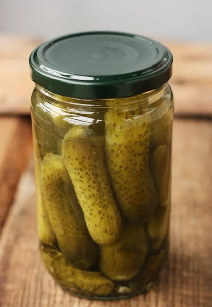 Masadaki kavanozda nefis cornichons 