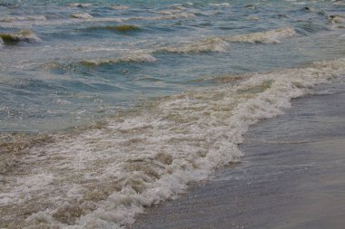 Güzel turkuaz deniz dalgaları güneş ışığı altında
