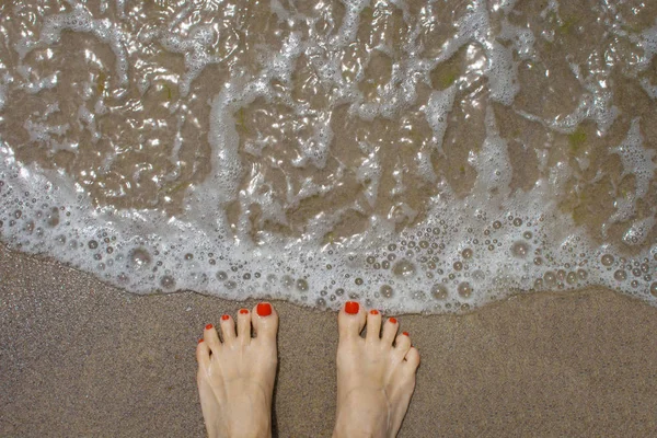 Sahilde kadın ayakları — Stok fotoğraf