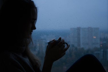 Güzel bir genç kız silüeti