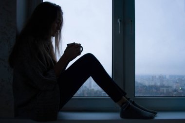 Güzel bir genç kız silüeti