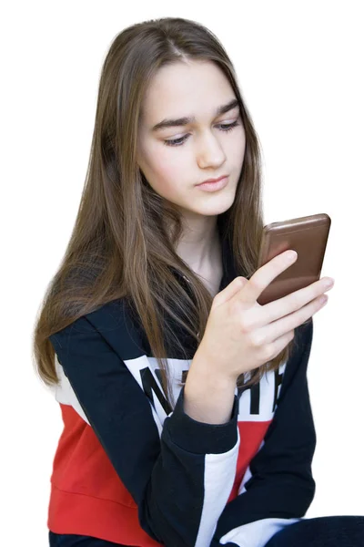 Retrato de jovem menina bonita com um smartphone — Fotografia de Stock