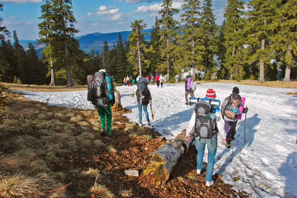 Yolcuları dağlardan öğleden sonra inerler.
