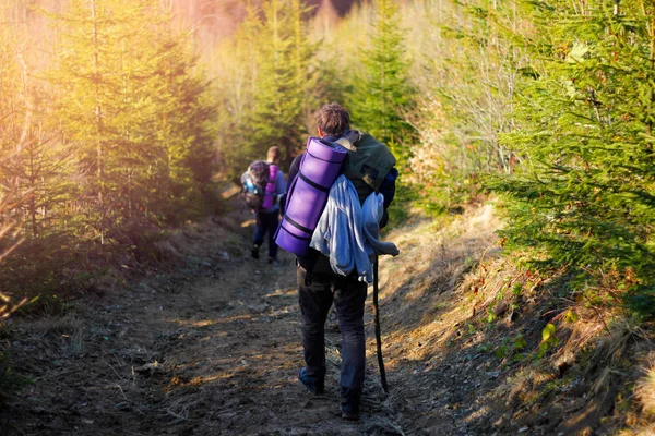 İki gezginler dağlardan öğleden sonra inerler.