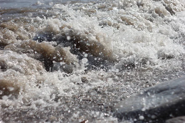 Dalgalar deniz karşı kıyıya bokeh dayak 