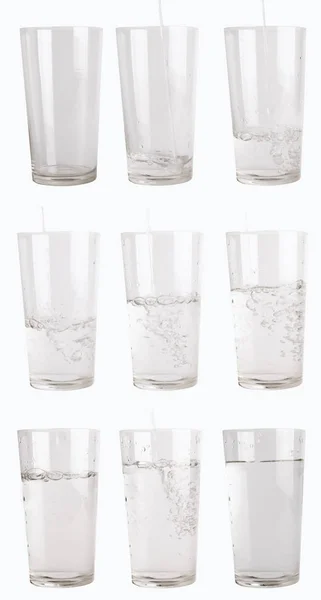 Bir bardak beyaz zemin üzerine su ile doldurulur