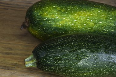 ahşap masa üzerinde iki kabak