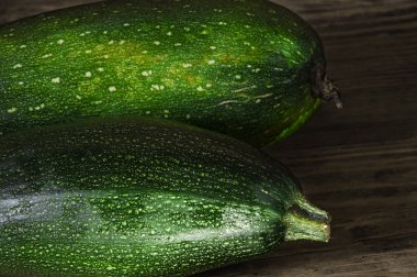 ahşap masa üzerinde iki kabak