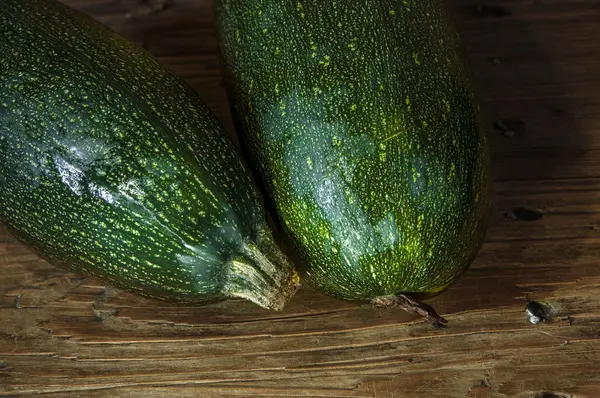 Due zucchine sul tavolo di legno — Foto Stock