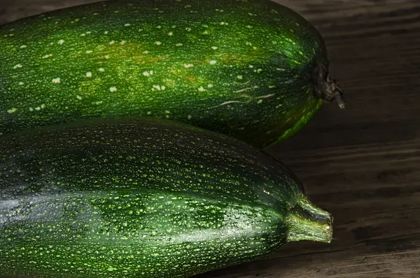 Due zucchine sul tavolo di legno — Foto Stock