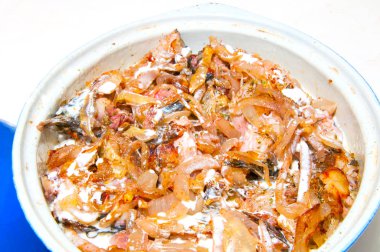 Bir pişirme çanağı balık güveç