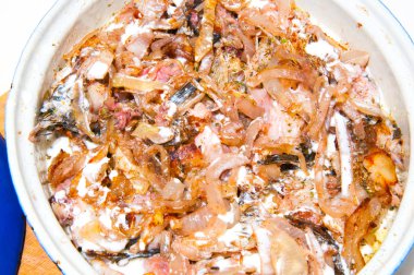 Bir pişirme çanağı balık güveç