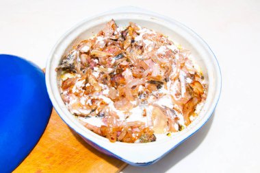 Bir pişirme çanağı balık güveç