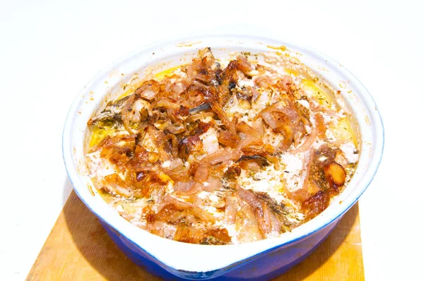 Bir pişirme çanağı balık güveç