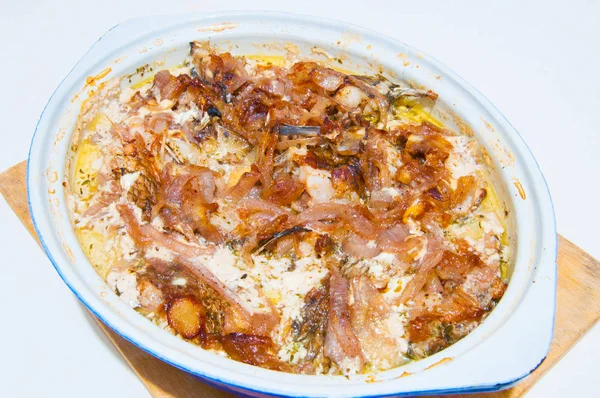 Bir pişirme çanağı balık güveç