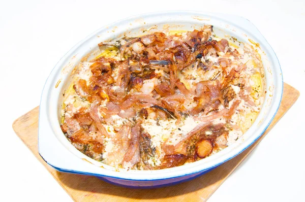 Bir pişirme çanağı balık güveç