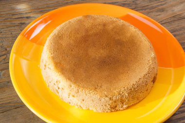 elmalı turta turuncu plaka üzerinde