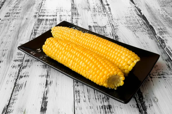 Čerstvé lahodné žlutá kukuřice — Stock fotografie