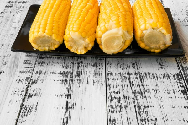 Ny läcker gul majs — Stockfoto
