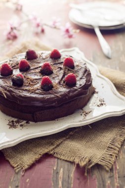 taze ahududu ile çikolatalı kek