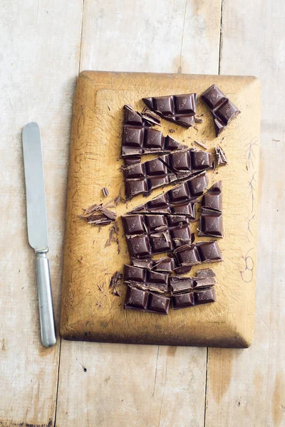 Bir kesme tahtası üzerinde görüntülenen çikolata kırık