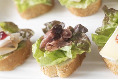 Topingler ile dilimlenmiş baget